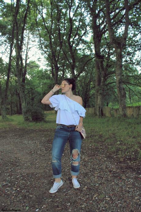 Camisa de volantes y escote asimétrico