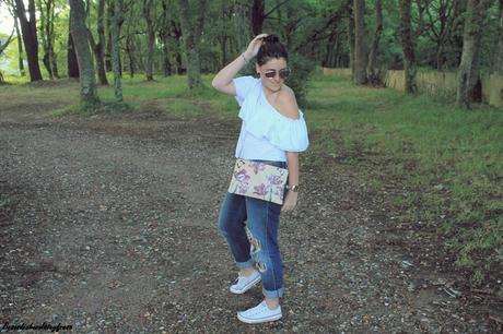 Camisa de volantes y escote asimétrico