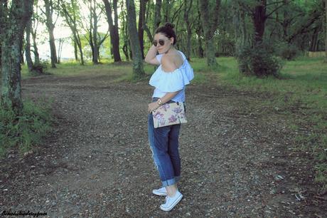 Camisa de volantes y escote asimétrico