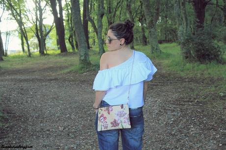 Camisa de volantes y escote asimétrico