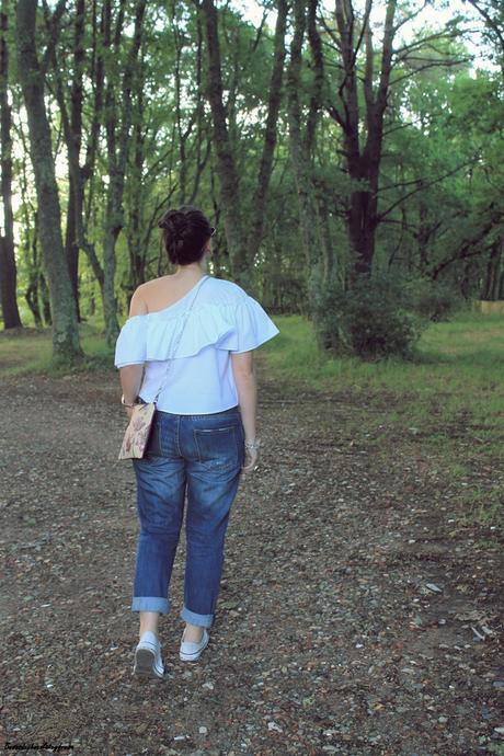 Camisa de volantes y escote asimétrico