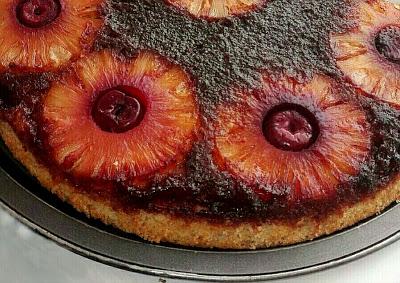 CAKE TATIN CON PIÑA Y CEREZAS