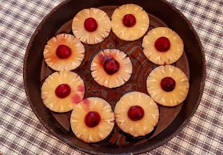 CAKE TATIN CON PIÑA Y CEREZAS