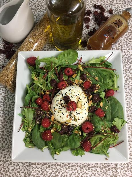 Ensalada de Brotes Con Mozzarella, Frambuesas, Arándanos y Pistachos