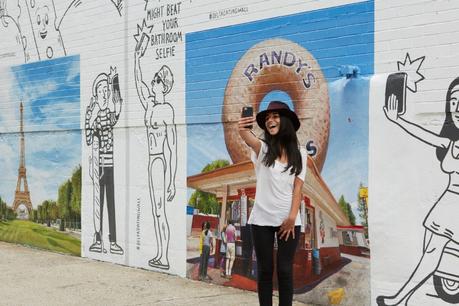 Una aerolínea se une a Tinder en un street art para ayudar a la gente a ligar más