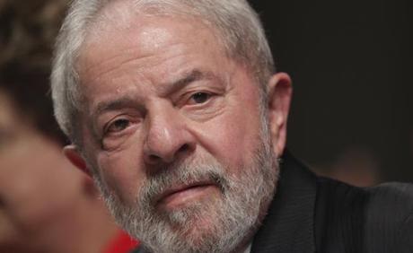 Condenan a ex presidente Lula a 9 años de cárcel.