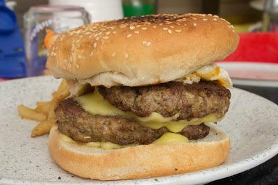 Hamburguesas caseras con huevo revuelto