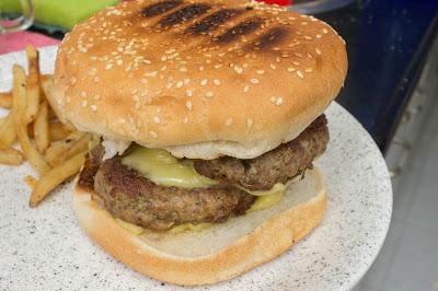 Hamburguesas caseras con huevo revuelto