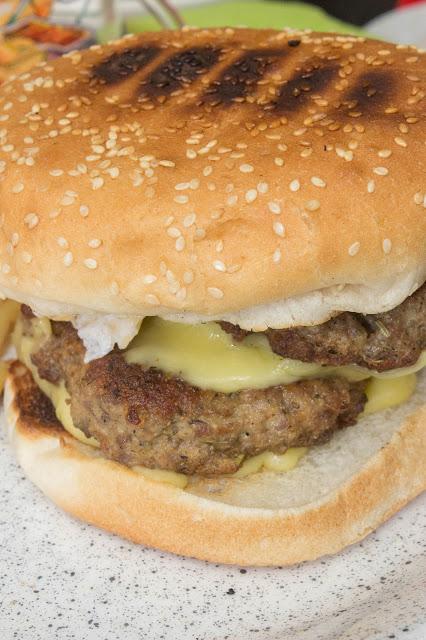 Hamburguesas caseras con huevo revuelto