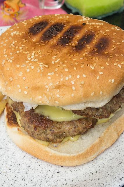 Hamburguesas caseras con huevo revuelto