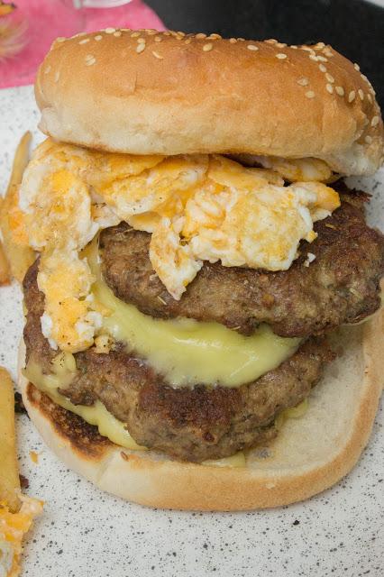 Hamburguesas caseras con huevo revuelto