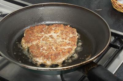 Hamburguesas caseras con huevo revuelto