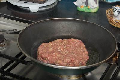 Hamburguesas caseras con huevo revuelto