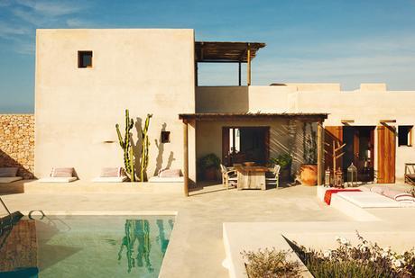 casas estilo mediterraneo, cal blanca y muros de piedra