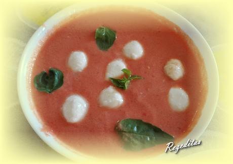 GAZPACHO DE SANDIA CON ALBAHACA  MOZZARELLA