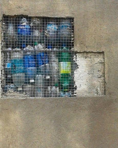 Un pueblo construido con botellas de plástico recicladas. pueblo construido con botellas de plástico