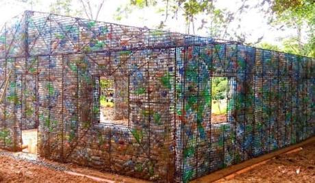 Un pueblo construido con botellas de plástico recicladas. pueblo construido con botellas de plástico