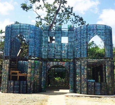 Un pueblo construido con botellas de plástico recicladas. pueblo construido con botellas de plástico
