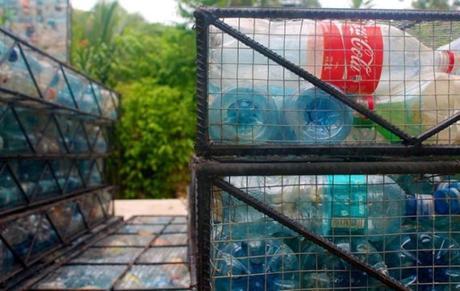 Un pueblo construido con botellas de plástico recicladas. pueblo construido con botellas de plástico