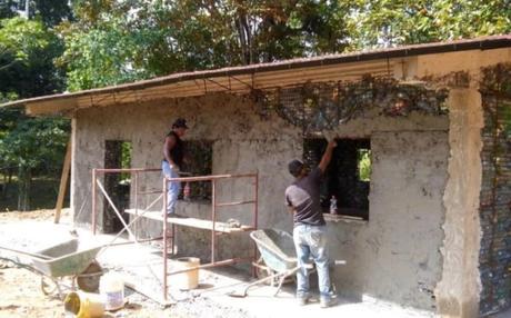 Un pueblo construido con botellas de plástico recicladas. pueblo construido con botellas de plástico