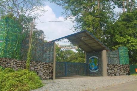 Un pueblo construido con botellas de plástico recicladas. pueblo construido con botellas de plástico