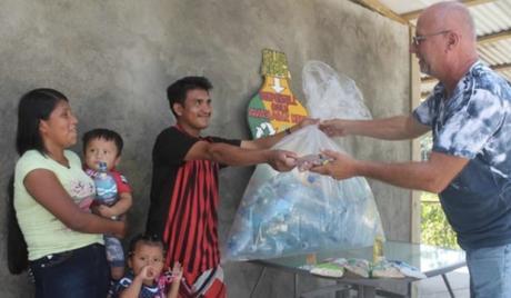 Un pueblo construido con botellas de plástico recicladas. pueblo construido con botellas de plástico