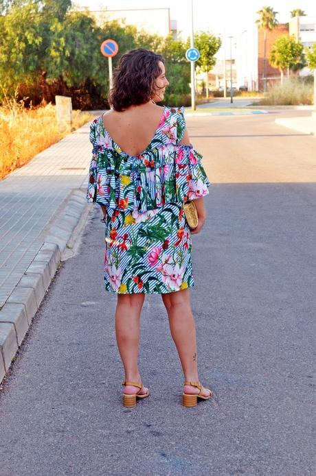 Vestido tropical con volantes