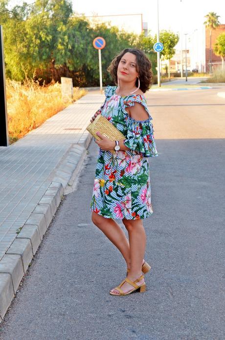 Vestido tropical con volantes