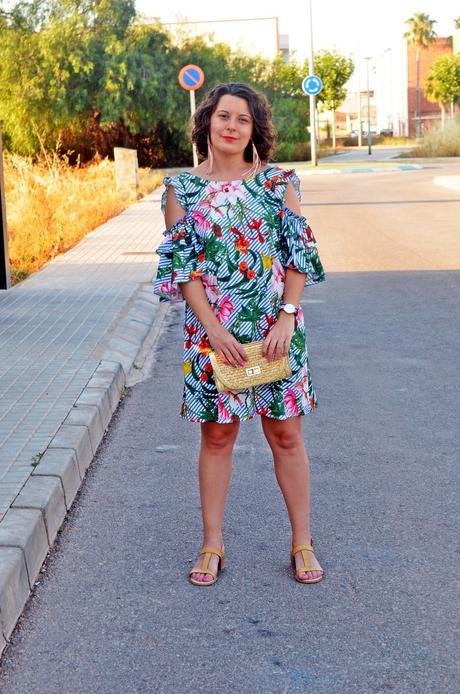 Vestido tropical con volantes