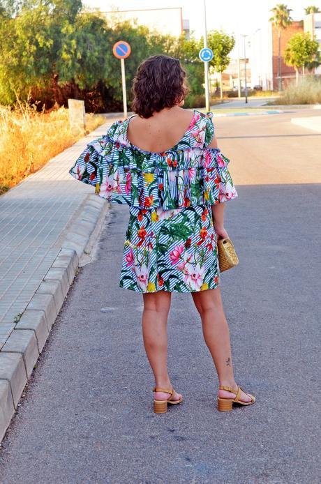 Vestido tropical con volantes