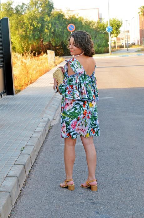 Vestido tropical con volantes