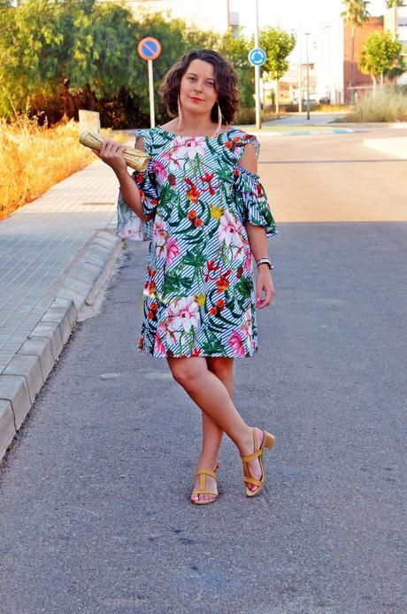 Vestido tropical con volantes