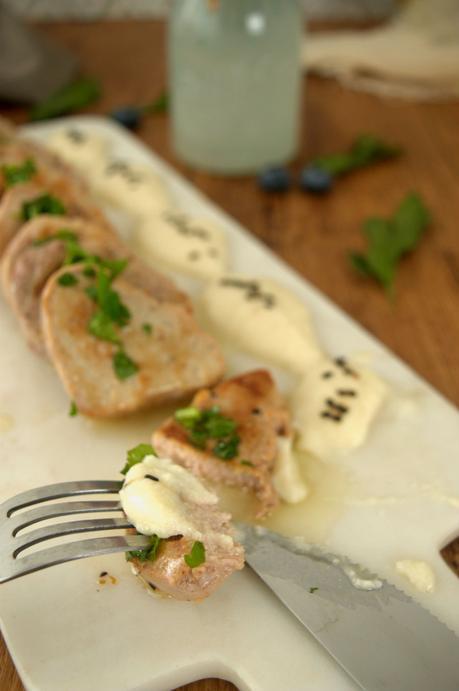 Solomillo de cerdo con salsa de yogur y arándanos