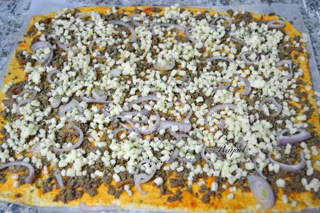 Pizza de llardons con cebolla y mozarella