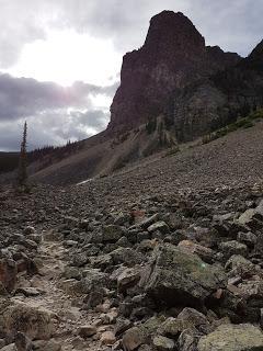 SENDERISMO EN LAKE LOUISE: TOWER OF BABEL (2320 m) SENDERISMO EN LAKE LOUISE: TOWER OF BABEL (2320 m)