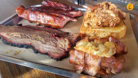 Bandeja de carnes en Jimbo Smokehouse, pulled pork, costillar de cerdo, smokehouse, brisket, contramuslo de pollo.