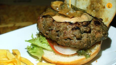 Hamburguesa ternera 250 gramos con foie y hongos estofados al jerez (12.50€) 