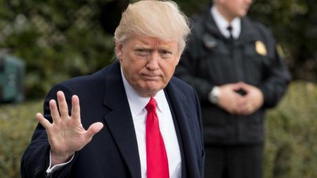 Trump renovó la suspensión de una parte del embargo a Cuba