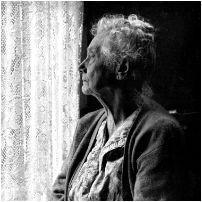 Anciana en su habitat natural – “Todavía están vivos”