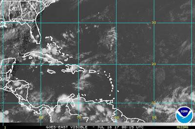 Onda y vaguada combinadas causarán aguaceros esta noche y mañana.