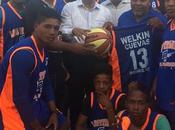 Welkin Cuevas entrega útiles deportivos jóvenes Bahoruco.