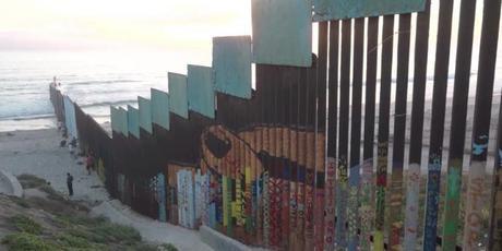 Mural de la hermandad se planta en la frontera México/ Estados Unidos