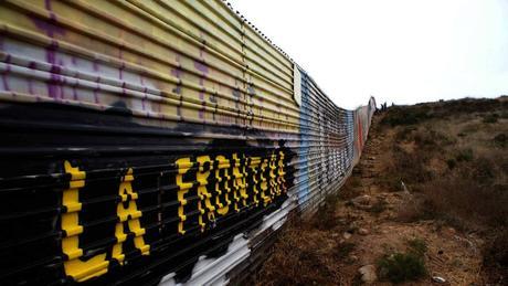 Mural de la hermandad se planta en la frontera México/ Estados Unidos