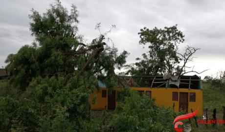 Ventarrón mata una persona y destruye viviendas en Las Matas de Farfán.