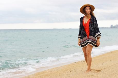 Con bañador de flecos Con bañador de flecos