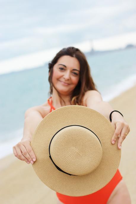 Con bañador de flecos Con bañador de flecos