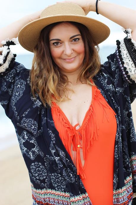 Con bañador de flecos Con bañador de flecos