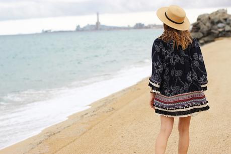 Con bañador de flecos Con bañador de flecos