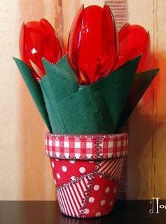 Cuadros y flores decorativos reciclando cucharas y tenedores de plástico