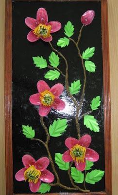 Cuadros y flores decorativos reciclando cucharas y tenedores de plástico